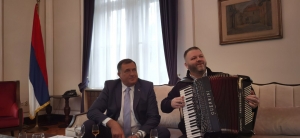 Doveo harmonikaša u kabinet - Dodik ispunio obećanje