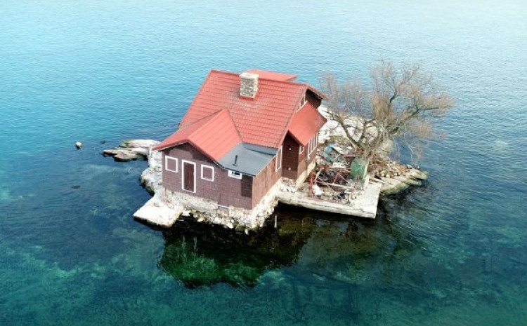 Najmanje naseljeno ostrvo na svijetu: Na njega stane samo jedna kuća i drvo
