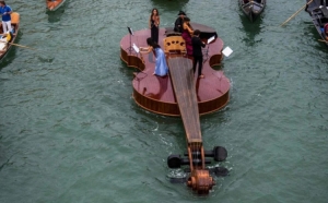 Violina pluta Venecijom - Plutajuća violina duga 12 metara