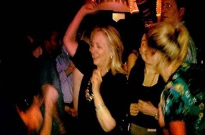 Clinton fotografijom gdje se zabavlja podržala Sannu Marin i poručila joj: Nastavi plesati